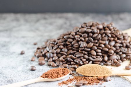 Téléchargez les photos : Closeup ground coffee in wooden spoon and fresh roasted coffee. - en image libre de droit