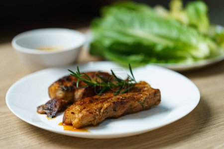 Téléchargez les photos : "Grille de steak juteuse de porc aux légumes et épices." - en image libre de droit