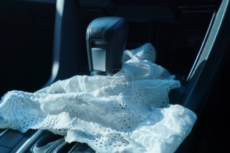 Téléchargez les photos : Sexe dans la voiture concept : Femme décoller culotte dans une voiture. - en image libre de droit