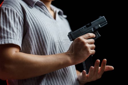 Téléchargez les photos : Homme mains tenant et chargeant le chargeur de pistolet dans le pistolet - en image libre de droit