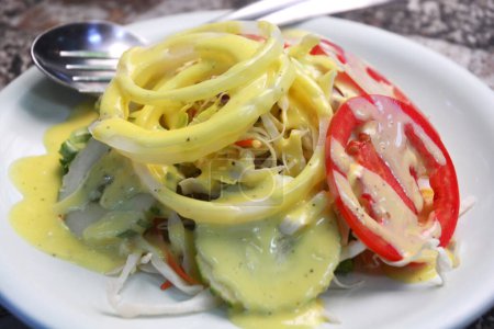 Téléchargez les photos : "Salade garnie de vinaigrette" - en image libre de droit