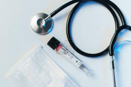 Foto de "Proceso de prueba de Coronavirus, tubo de kit de recolección de hisopos - Imagen libre de derechos