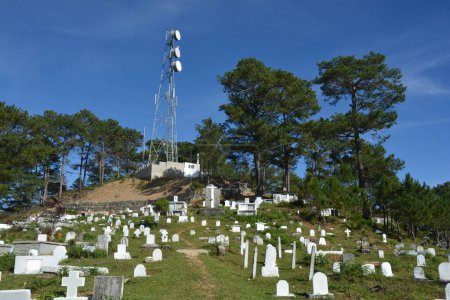 Téléchargez les photos : Tombes sur vieux cimetière dans la journée ensoleillée - en image libre de droit