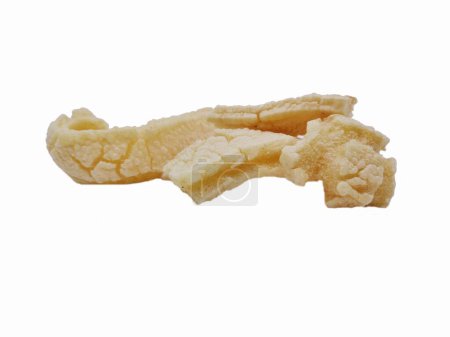 Foto de Snack indonesio (Kerupuk o krupuk rambak) sobre fondo blanco. Este un bocadillo de galleta hecho de piel de vacuno o búfalo que se procesa con hierbas y potenciadores del sabor. Salado y crujiente - Imagen libre de derechos