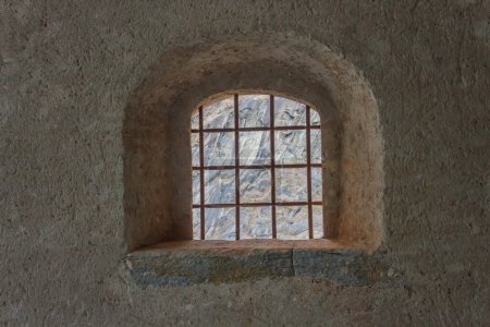 Foto de Ventana con rejilla de seguridad de un antiguo castillo - Imagen libre de derechos