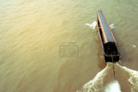 Téléchargez les photos : "Bateau à longue queue sur la rivière Chao Phraya où est le fleuve principal à Bangkok Thaïlande
." - en image libre de droit