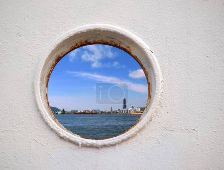 Téléchargez les photos : Vue sur la ville depuis la fenêtre, lieu de voyage en arrière-plan - en image libre de droit