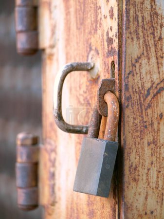 Téléchargez les photos : Vieux cadenas sur porte rouillée - en image libre de droit