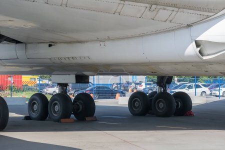 Foto de Chasis, ruedas y fondo de la aeronave en el estacionamiento - Imagen libre de derechos
