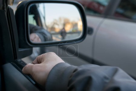 Téléchargez les photos : Une main d'homme sur la porte de la voiture - en image libre de droit
