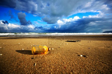 Foto de Vieja botella de vidrio en la playa - Imagen libre de derechos