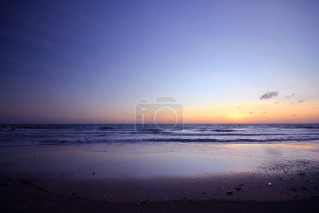 Foto de Playa de arena durante la puesta del sol - Imagen libre de derechos