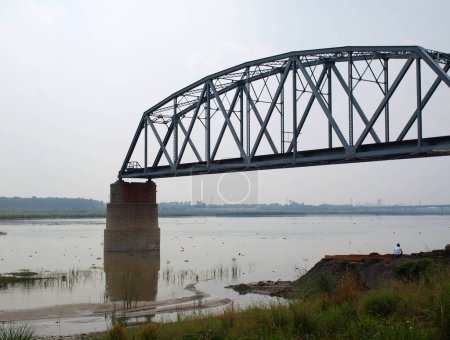 Téléchargez les photos : Pont ferroviaire en fer brisé - en image libre de droit