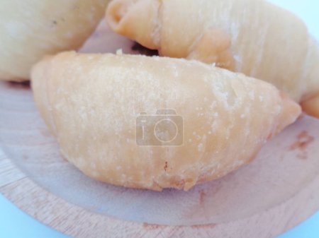 Téléchargez les photos : Molen pisang (pisang molen), cuisine traditionnelle indonésienne (street food) de Yogyakarta (Java oriental). Banane frite envelopper indonésien nourriture traditionnelle. Le goût est doux, croquant à l'extérieur et doux à l'intérieur. - en image libre de droit