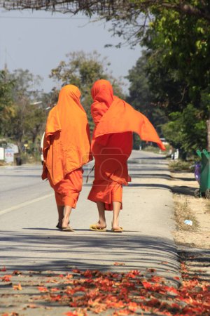 Téléchargez les photos : Les novices marchent dans la rue - en image libre de droit
