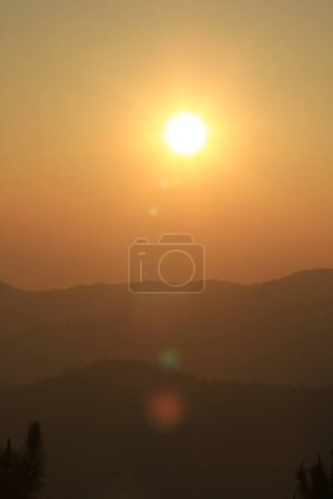 Téléchargez les photos : Lumière orange du coucher du soleil sur le pic du soir - en image libre de droit
