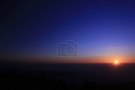 Foto de Sunrise over mountain morning peaks - Imagen libre de derechos