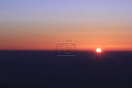 Téléchargez les photos : Lever de soleil sur les sommets du matin - en image libre de droit