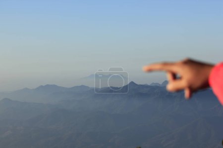 Téléchargez les photos : Doigt pointant vers la montagne
. - en image libre de droit