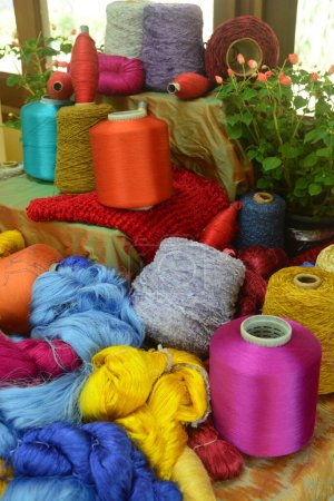 Téléchargez les photos : Bobine de fils de soie - en image libre de droit
