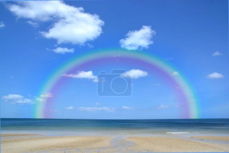 Foto de Colorido arco iris sobre una playa tropical del Mar de Andamán Tailandia - Imagen libre de derechos