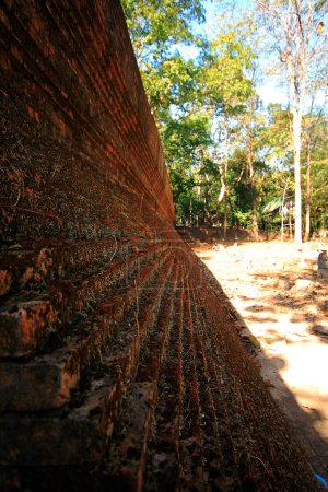 Téléchargez les photos : Vieux murs de briques du temple - en image libre de droit