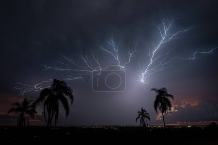 Foto de Una tormenta se acerca en un cielo nocturno - Imagen libre de derechos