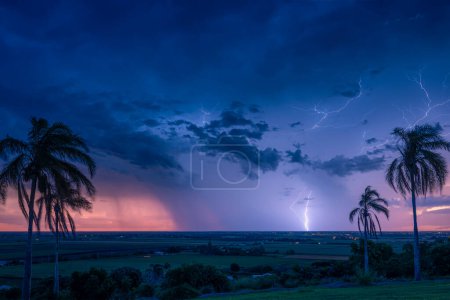 Foto de Una tormenta se acerca en un cielo nocturno - Imagen libre de derechos