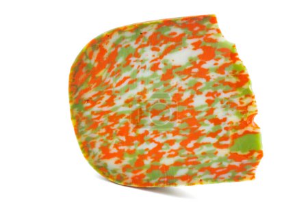 Foto de Trozo de queso picante picante multicolor sobre fondo blanco - Imagen libre de derechos