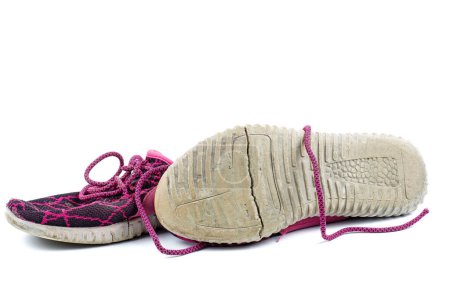 Téléchargez les photos : Paire de vieilles bottes isolées sur le fond blanc - en image libre de droit