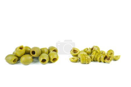 Téléchargez les photos : Piles d'olives vertes dénoyautées et hachées - en image libre de droit