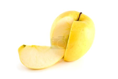 Foto de Manzana amarilla con pieza cortada sobre fondo blanco - Imagen libre de derechos