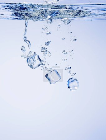 Foto de Cubos de hielo en agua dulce - Imagen libre de derechos