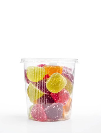 Téléchargez les photos : Gelée de fruits en pot en plastique sur fond blanc - en image libre de droit