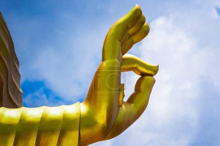 Téléchargez les photos : La main de Big Goldden Bouddha statue de Chareon Rat Bamrung Temple - en image libre de droit