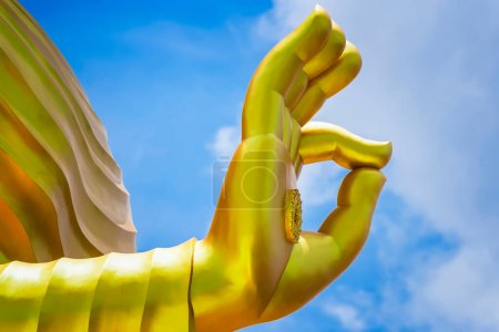 Téléchargez les photos : La main de Big Goldden Bouddha statue de Chareon Rat Bamrung Temple - en image libre de droit