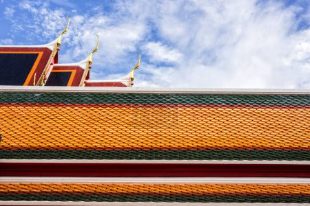 Foto de Techo del templo tailandés con ápice a dos aguas - Imagen libre de derechos