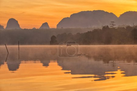 Foto de Hermosa y pintoresca vista de Baan Nong Ta-lay. Este es un lugar invisible en Krabi. - Imagen libre de derechos