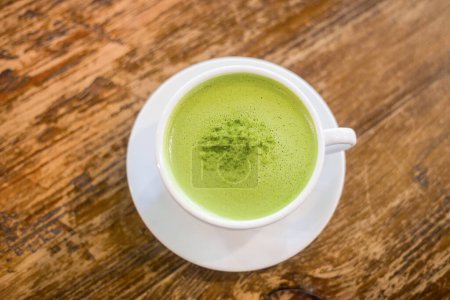 Téléchargez les photos : Thé vert lait dans une tasse - en image libre de droit