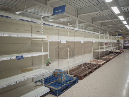 Foto de Una fila de estantes vacíos en un supermercado después de comprar pánico - Imagen libre de derechos