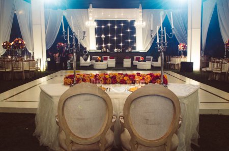 Téléchargez les photos : Salle de mariage avec bougies et fleurs - en image libre de droit