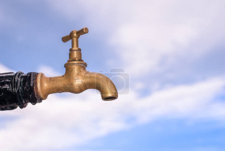 Téléchargez les photos : Vieux robinet en bronze fermé par des rayures - en image libre de droit