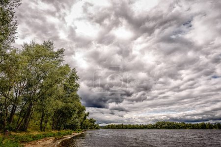 Téléchargez les photos : Tempête estivale sur la rivière - en image libre de droit