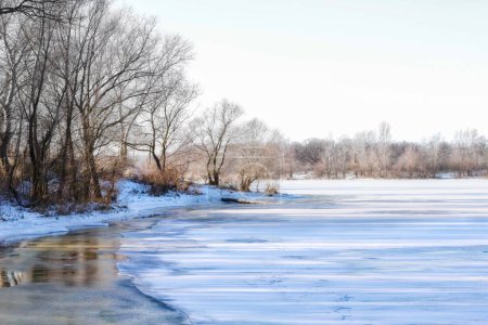 Téléchargez les photos : Eau gelée et glace sur la rivière Dnipro - en image libre de droit