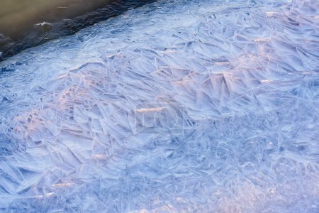 Téléchargez les photos : Texture de glace sur la rivière - en image libre de droit