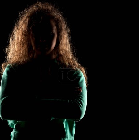 Téléchargez les photos : Portrait d'une fille au visage dans l'ombre - en image libre de droit