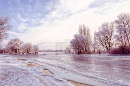 Téléchargez les photos : "Eau gelée, neige et glace sur la rivière Dnipro - en image libre de droit
