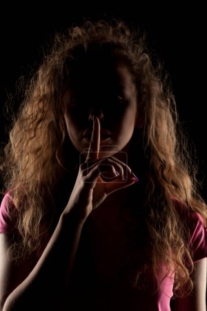 Foto de Retrato de una chica con la cara en la sombra - Imagen libre de derechos