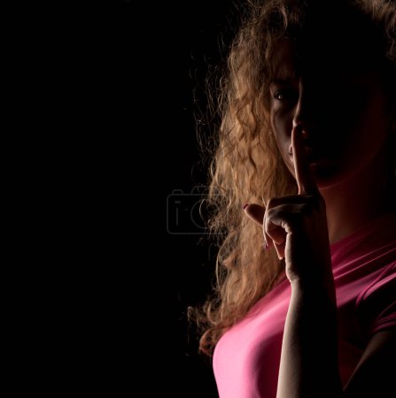 Téléchargez les photos : Portrait d'une fille au visage dans l'ombre - en image libre de droit