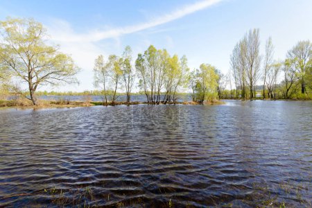 Téléchargez les photos : Vue panoramique du beau paysage de la rivière Dnipro, Kiev - en image libre de droit